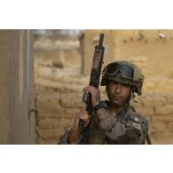 Le caporal-chef Zizou du 3e régiment parachutiste d'infanterie de marine (RPIMa) progresse dans le village de Tiam Bongo dans le secteur de Ouallam, au Niger.