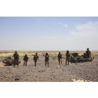 Des marsouins du 3e régiment parachutiste d'infanterie de marine (RPIMa) et des gendarmes nigériens reconnaissent un objectif dans le secteur de Ouallam, au Niger.