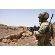 Des marsouins du 3e régiment parachutiste d'infanterie de marine (RPIMa) reconnaissent un objectif dans le secteur de Ouallam, au Niger.