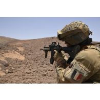 Un marsouin du 3e régiment parachutiste d'infanterie de marine (RPIMa) reconnait un objectif dans le secteur de Ouallam, au Niger.