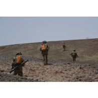 Des marsouins du 3e régiment parachutiste d'infanterie de marine (RPIMa) reconnaissent un objectif dans le secteur de Ouallam, au Niger.