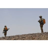 Des marsouins du 3e régiment parachutiste d'infanterie de marine (RPIMa) reconnaissent un objectif dans le secteur de Ouallam, au Niger.