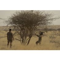 Des paras du 1er régiment de hussards parachutistes (RHP) coupent du bois pour faire du feu dans le secteur de Ouallam, au Niger.