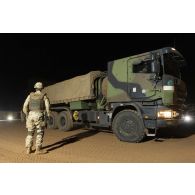 Un soldat estonien du bataillon scout (Scoutspataljon) contrôle l'arrivée d'un camion-citerne polyvalent de 10m3 du Service de l'énergie opérationnelle (SEO) sur la plateforme de Gao, au Mali.