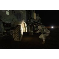 Un soldat estonien du bataillon scout (Scoutspataljon) contrôle un camion porteur polyvalent logistique (PPLOG) à son arrivée sur la plateforme de Gao, au Mali.