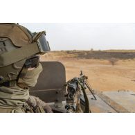 Un marsouin du 21e régiment d'infanterie de marine (RIMa) sécurisent le périmètre en trappe de son véhicule blindé multi-rôles (VBMR) Griffon à Gao, au Mali.