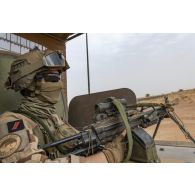 Un marsouin du 21e régiment d'infanterie de marine (RIMa) sécurisent le périmètre en trappe de son véhicule blindé multi-rôles (VBMR) Griffon à Gao, au Mali.