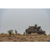 Des marsouins du 21e régiment d'infanterie de marine (RIMa) déchargent un poste de tir Eryx d'un véhicule blindé multi-rôles (VBMR) Griffon à Gao, au Mali.