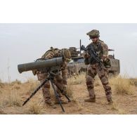 Des marsouins du 21e régiment d'infanterie de marine (RIMa) déploient un poste de tir Eryx au sommet d'un mouvement de terrain à Gao, au Mali.