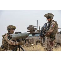 Des marsouins du 21e régiment d'infanterie de marine (RIMa) déploient un poste de tir Eryx au sommet d'un mouvement de terrain à Gao, au Mali.
