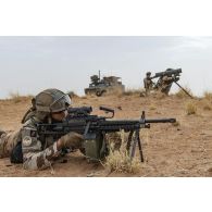 Un marsouin du 21e régiment d'infanterie de marine (RIMa) sécurise le périmètre au moyen de sa mitrailleuse légère FN MInimi au sommet d'un mouvement de terrain à Gao, au Mali.