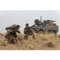 Des marsouins du 21e régiment d'infanterie de marine (RIMa) déploient un poste de tir Eryx au sommet d'un mouvement de terrain à Gao, au Mali.