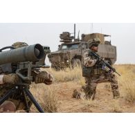 Des marsouins du 21e régiment d'infanterie de marine (RIMa) déploient un poste de tir Eryx au sommet d'un mouvement de terrain à Gao, au Mali.