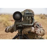 Portrait d'un tireur Eryx du 21e régiment d'infanterie de marine (RIMa) au sommet d'un mouvement de terrain à Gao, au Mali.