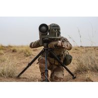 Portrait d'un tireur Eryx du 21e régiment d'infanterie de marine (RIMa) au sommet d'un mouvement de terrain à Gao, au Mali.