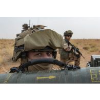 Portrait d'un tireur Eryx du 21e régiment d'infanterie de marine (RIMa) au sommet d'un mouvement de terrain à Gao, au Mali.