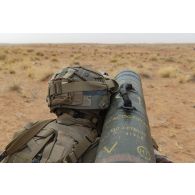Portrait d'un tireur Eryx du 21e régiment d'infanterie de marine (RIMa) au sommet d'un mouvement de terrain à Gao, au Mali.