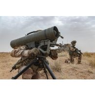 Des marsouins du 21e régiment d'infanterie de marine (RIMa) déploient un poste de tir Eryx au sommet d'un mouvement de terrain à Gao, au Mali.