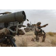 Des marsouins du 21e régiment d'infanterie de marine (RIMa) déploient un poste de tir Eryx au sommet d'un mouvement de terrain à Gao, au Mali.