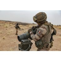 Un marsouin du 21e régiment d'infanterie de marine (RIMa) démonte un post de tir Eryx au sommet d'un mouvement de terrain à Gao, au Mali.