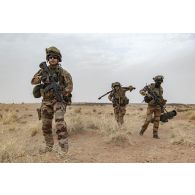 Des marsouins du 21e régiment d'infanterie de marine (RIMa) déplacent un poste de tir Eryx au sommet d'un mouvement de terrain à Gao, au Mali.