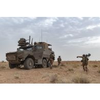 Des marsouins du 21e régiment d'infanterie de marine (RIMa) s'apprêtent à embarquer à bord de leur véhicule blindé multi-rôles (VBMR) Griffon au sommet d'un mouvement de terrain à Gao, au Mali.
