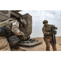 Des marsouins du 21e régiment d'infanterie de marine (RIMa) embarquent un poste de tir Eryx à bord de leur véhicule blindé multi-rôles (VBMR) Griffon à Gao, au Mali.