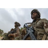 Des marsouins du 21e régiment d'infanterie de marine (RPIMa) sécurisent un axe en périphérie de Gao, au Mali.