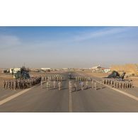 Portrait de groupe des aviateurs du 1er régiment d'hélicoptères de combat (RHC) à Gao, au Mali.