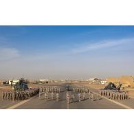 Portrait de groupe des aviateurs du 1er régiment d'hélicoptères de combat (RHC) à Gao, au Mali.