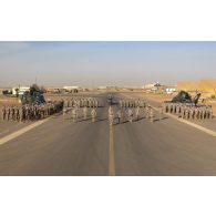 Portrait de groupe des aviateurs du 1er régiment d'hélicoptères de combat (RHC) à Gao, au Mali.