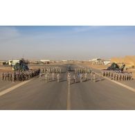 Portrait de groupe des aviateurs du 1er régiment d'hélicoptères de combat (RHC) à Gao, au Mali.