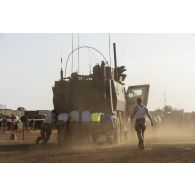 Des marsouins de la compagnie de commandement et de logistique (CCL) du 21e régiment d'infanterie de marine (RIMa) poussent un véhicule blindé multi-rôles (VBMR) Griffon à Gao, au Mali.