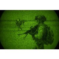 Un masouin du 21e régiment d'infanterie de marine (RIMa) sécurise une zone de poser d'hélicoptère sur le plateau de Batal, au Mali.