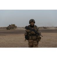 Un marsouin du 21e régiment d'infanterie de marine (RIMa) sécurise le périmètre sur le plateau de Batal, au Mali.