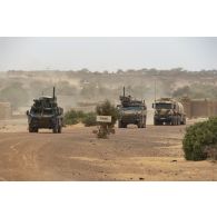 Un véhicule de l'avant blindé (VAB) et un véhicule blindé multi-rôles (VBMR) Griffon sécurisent la route d'un convoi à Tintafagat, au Mali.