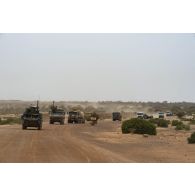 Un véhicule de l'avant blindé (VAB) et un véhicule blindé multi-rôles (VBMR) Griffon sécurisent la route d'un convoi à Tintafagat, au Mali.
