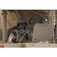 Un marsouin du 21e régiment d'infanterie de marine (RIMa) sécurise le périmètre en trappe d'un véhicule blindé multi-rôles (VBMR) Griffon sur la piste de Ménaka, au Mali.