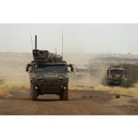 Un véhicule blindé multi-rôles (VBMR) Griffon sécurise la route d'un convoi sur la piste de Ménaka, au Mali.