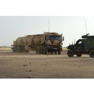 Un camion ravitailleur de l'avant à capacité étendue (CARAPACE) du Service de l'énergie opérationnelle (SEO) stationne à l'arrêt d'un convoi sur la piste de Ménaka, au Mali.