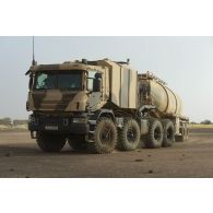 Un camion ravitailleur de l'avant à capacité étendue (CARAPACE) du Service de l'énergie opérationnelle (SEO) stationne à l'arrêt d'un convoi sur la piste de Ménaka, au Mali.