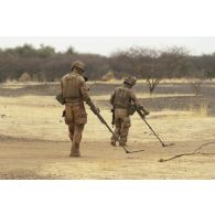 Des légionnaires du 1er régiment étranger de génie (REG) inspectent un point de passage sur la piste de Ménaka, au Mali.