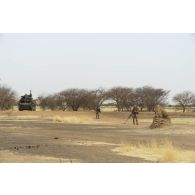 Des légionnaires du 1er régiment étranger de génie (REG) inspectent un point de passage sous la protection d'un véhicule de l'avant blindé (VAB) sur la piste de Ménaka, au Mali.