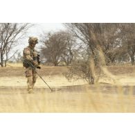 Un légionnaire du 1er régiment étranger de génie (REG) inspecte un point de passage sur la piste de Ménaka, au Mali.