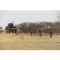 Des légionnaires du 1er régiment étranger de génie (REG) inspectent un point de passage sur la piste de Ménaka, au Mali.