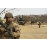 Des légionnaires du 1er régiment étranger de génie (REG) inspectent un point de passage sur la piste de Ménaka, au Mali.