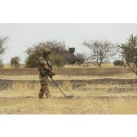 Un légionnaire du 1er régiment étranger de génie (REG) inspecte un point de passage sur la piste de Ménaka, au Mali.