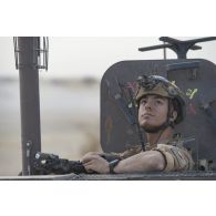 Portrait d'un guetteur aérien tactique avancé (GATA) en trappe d'un véhicule blindé multi-rôles (VBMR) Griffon sur la piste de Ménaka, au Mali.