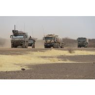 Un véhicule blindé multi-rôles (VBMR) sécurise la progression d'un convoi sur la piste de Ménaka, au Mali.