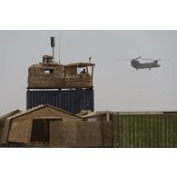 Un hélicoptère britannique Chinook CH-47 survole la zone logistique de la base de Ménaka, au Mali.